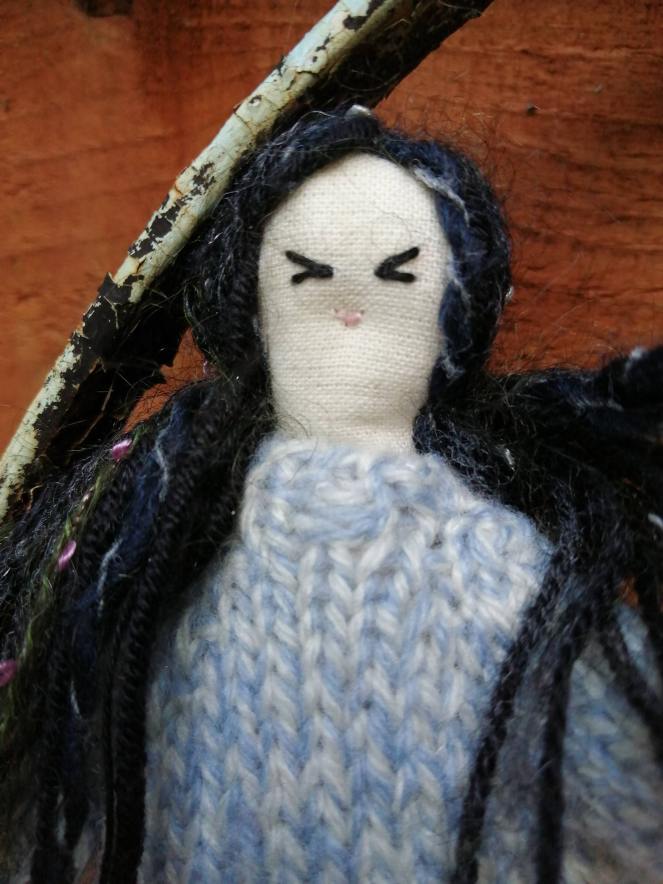 KEEP HER FEATURES SIMPLE