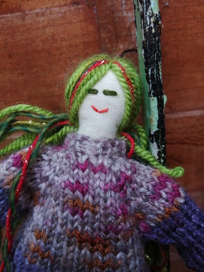 KEEP HER FEATURES SIMPLE