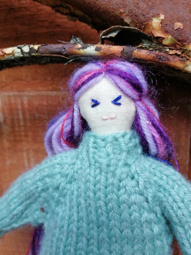 KEEP HER FEATURES SIMPLE